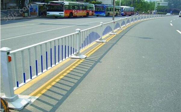 道路护栏广泛适用于市政工程，道路广场等场所的安全防护以及装饰美化